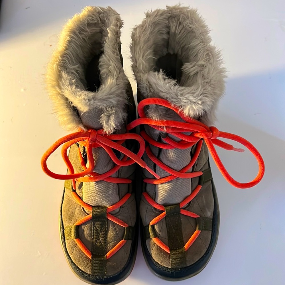 Sorel Waterproof size 7 Explorer boots